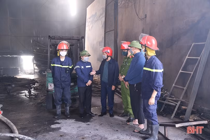 Tan hoang bên trong cơ sở gỗ công nghiệp bị cháy ở Hà Tĩnh