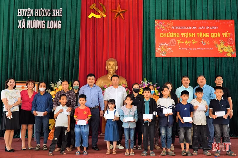 160 suất quà tết đến với người nghèo Hương Khê