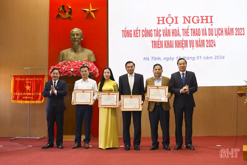 Hà Tĩnh nhận Cờ thi đua xuất sắc của Bộ Văn hóa - Thể thao và Du lịch
