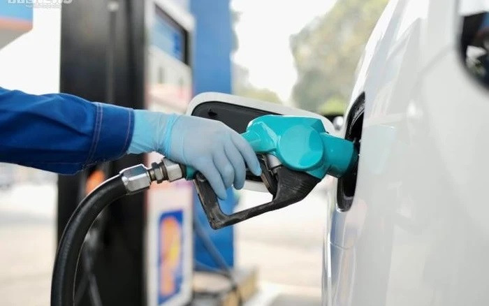 Giá xăng tăng 370-550 đồng/lít sau lần tăng nhỏ giọt