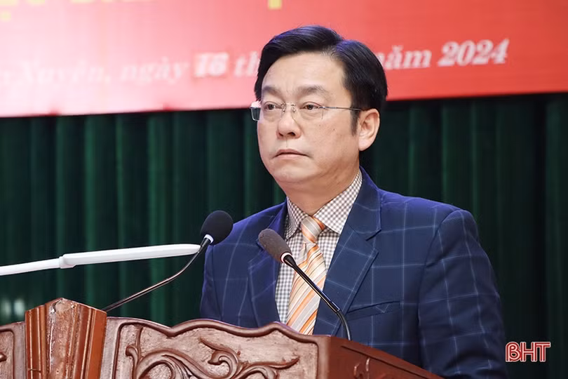 169 đảng viên ở Cẩm Xuyên được trao tặng, truy tặng Huy hiệu Đảng