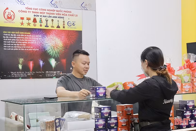 Phớt lờ quy định pháp luật, vô tư rao bán pháo hoa trên “chợ mạng”