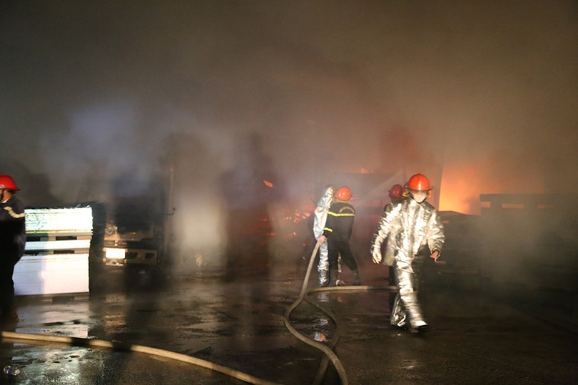 Cháy xưởng gỗ công nghiệp ở Hà Tĩnh lúc nửa đêm