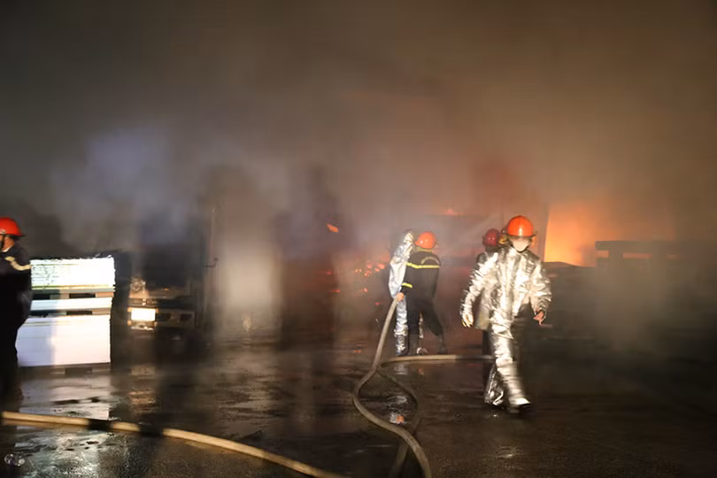 Cháy xưởng gỗ công nghiệp ở Hà Tĩnh lúc nửa đêm