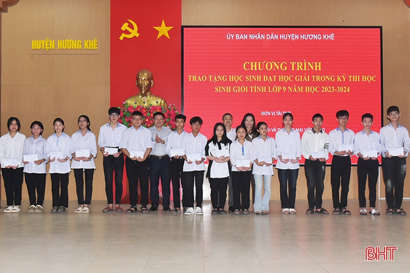 Trao học bổng, xe đạp cho học sinh vượt khó ở Hương Khê