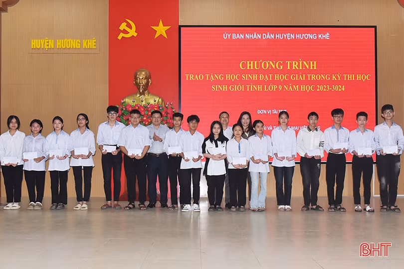 Trao học bổng, xe đạp cho học sinh vượt khó ở Hương Khê