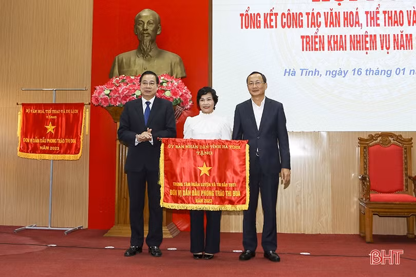 Hà Tĩnh nhận Cờ thi đua xuất sắc của Bộ Văn hóa - Thể thao và Du lịch
