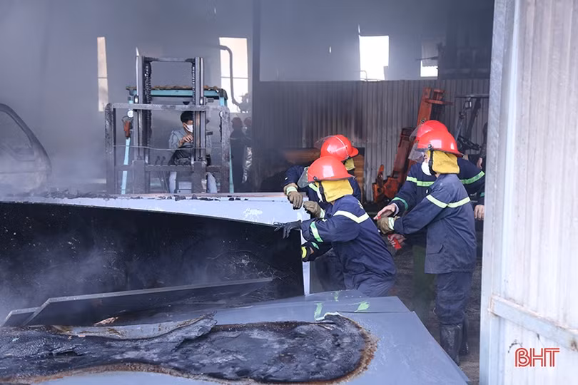 Tan hoang bên trong cơ sở gỗ công nghiệp bị cháy ở Hà Tĩnh