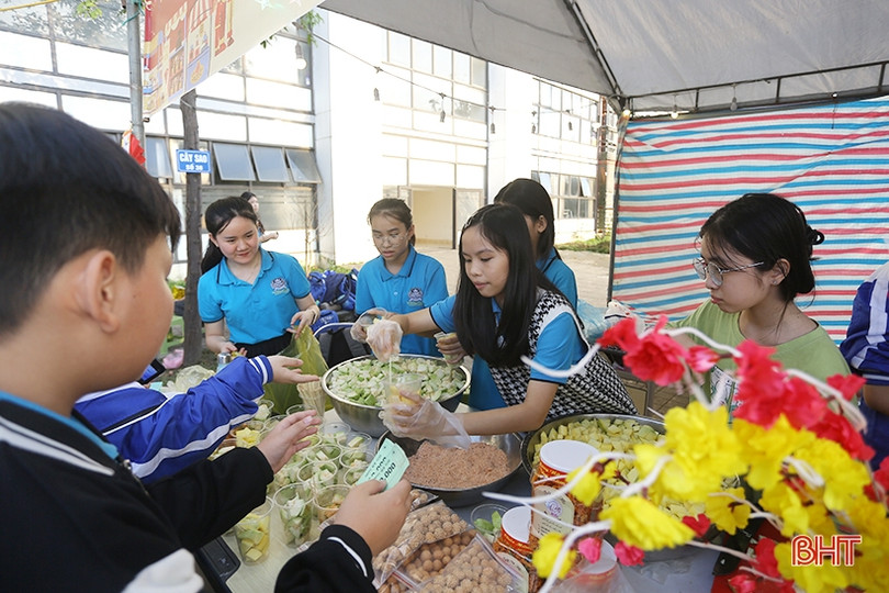 Rộn ràng “Phiên chợ mùa xuân 2024” ở Trường Phổ thông liên cấp Albert Einstein