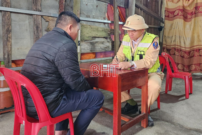 Một tài xế xe buýt Hà Tĩnh vi phạm tốc độ và nồng độ cồn