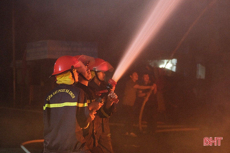 Diễn tập cứu hỏa, cứu nạn ở chợ lớn nhất Hà Tĩnh