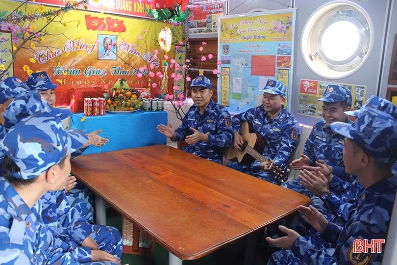 Cảnh sát biển ra khơi đón tết