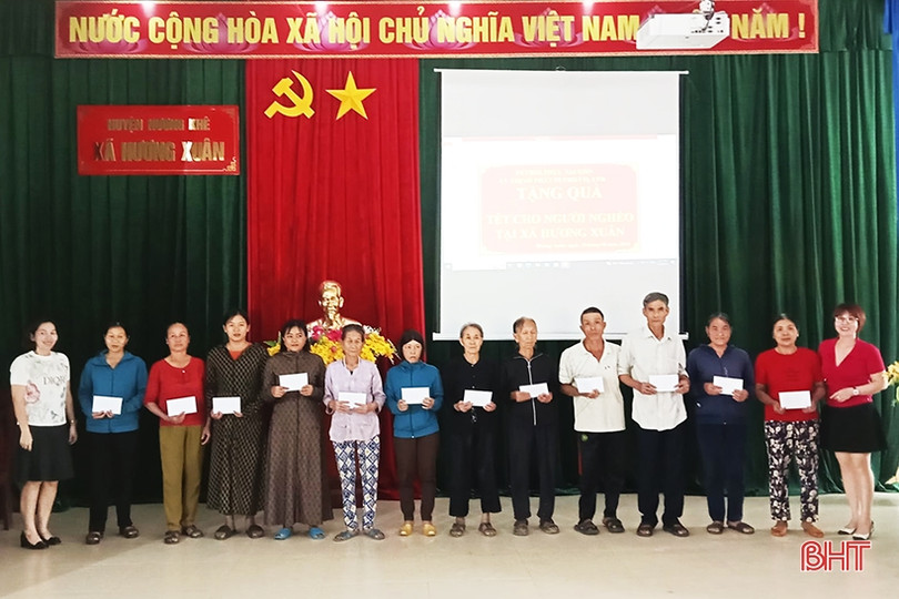 160 suất quà tết đến với người nghèo Hương Khê