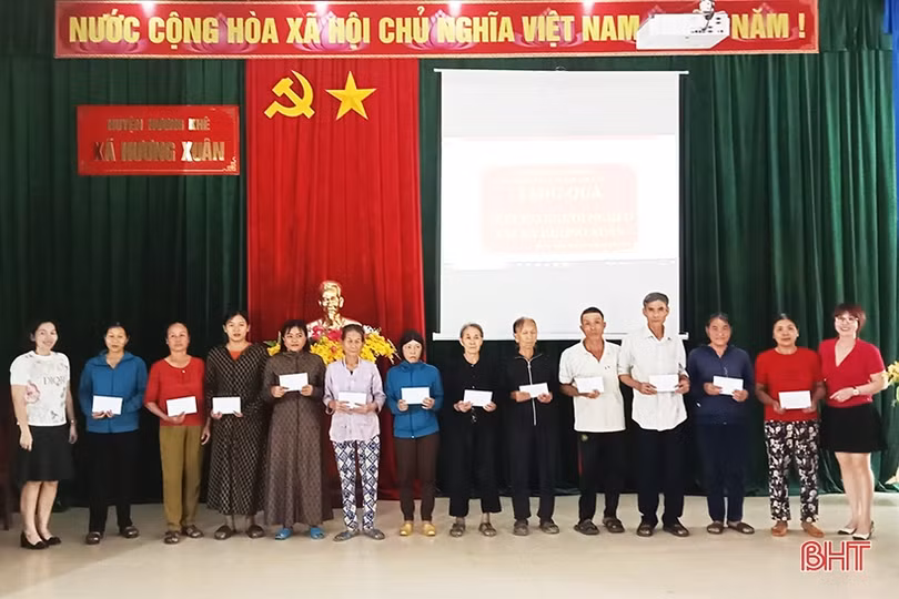 160 suất quà tết đến với người nghèo Hương Khê