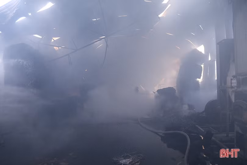 Tan hoang bên trong cơ sở gỗ công nghiệp bị cháy ở Hà Tĩnh