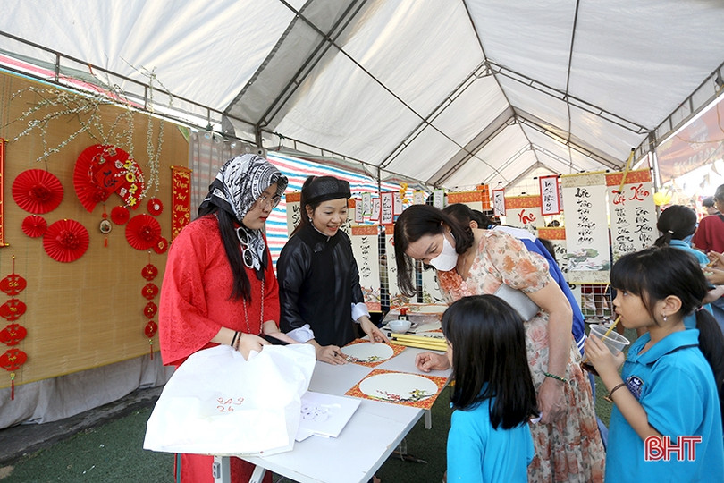 Rộn ràng “Phiên chợ mùa xuân 2024” ở Trường Phổ thông liên cấp Albert Einstein