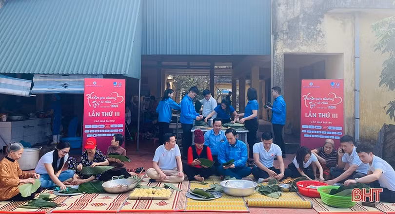 Gói bánh chưng tết cùng các cụ tại Trung tâm Bảo trợ xã hội Hà Tĩnh