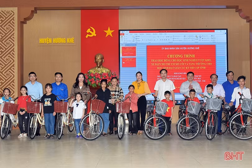 Trao học bổng, xe đạp cho học sinh vượt khó ở Hương Khê
