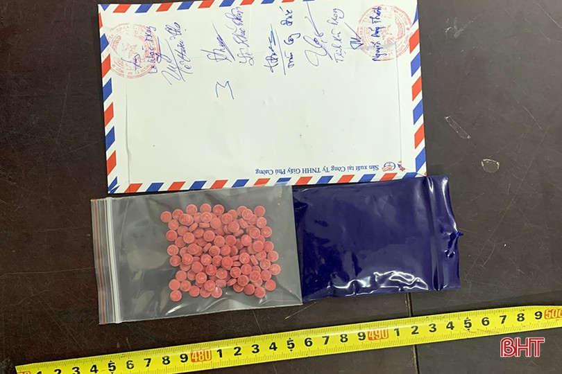 Bắt đối tượng mua bán trái phép hồng phiến ở Hương Khê