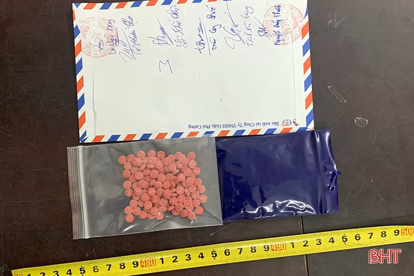 Bắt đối tượng mua bán trái phép hồng phiến ở Hương Khê