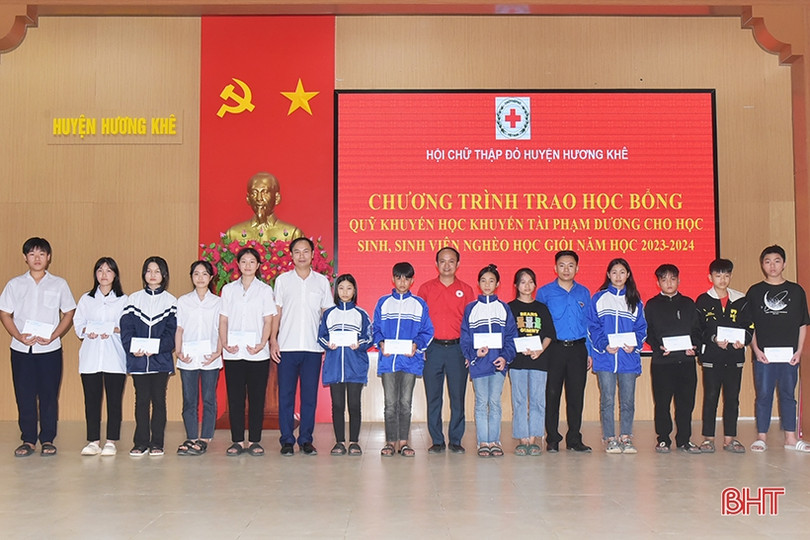 Trao học bổng, xe đạp cho học sinh vượt khó ở Hương Khê