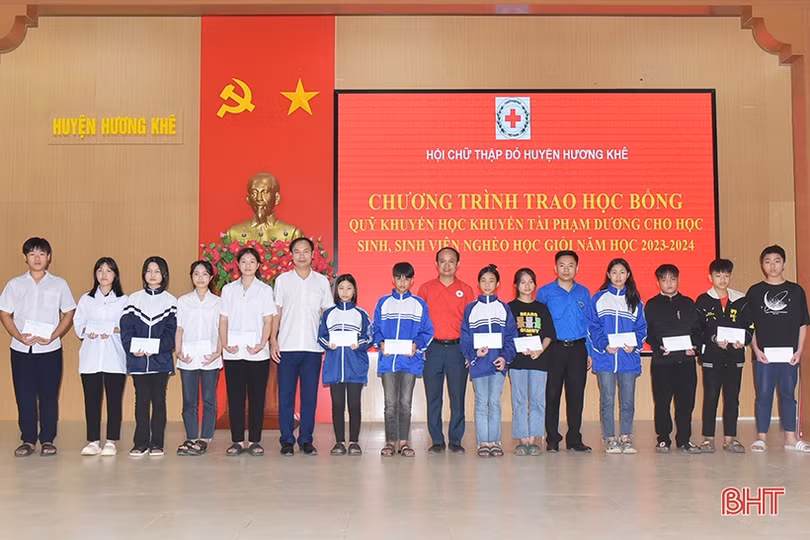 Trao học bổng, xe đạp cho học sinh vượt khó ở Hương Khê