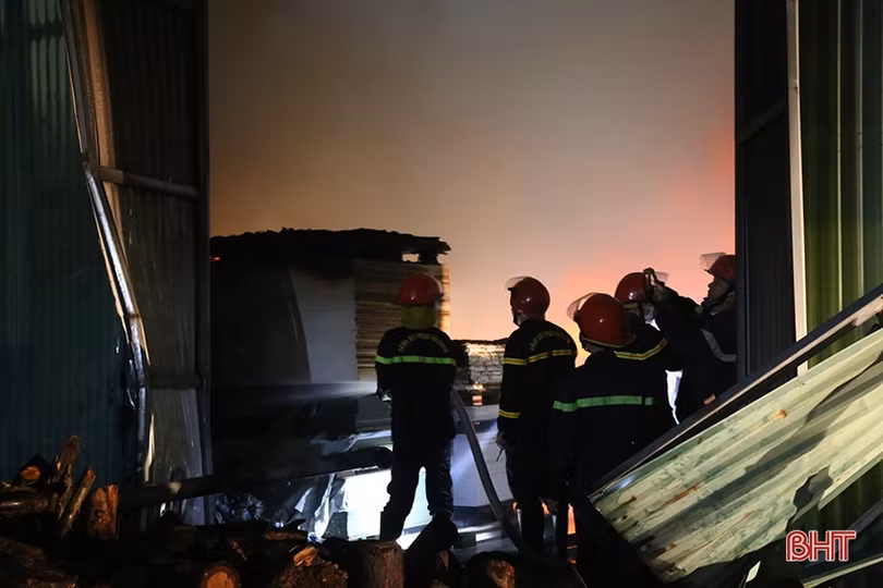 Cháy xưởng gỗ công nghiệp ở Hà Tĩnh lúc nửa đêm