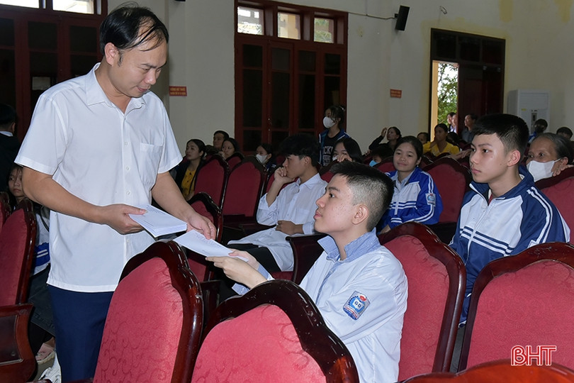 Trao học bổng, xe đạp cho học sinh vượt khó ở Hương Khê