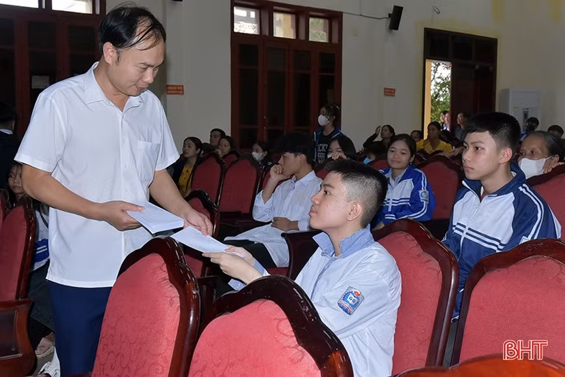 Trao học bổng, xe đạp cho học sinh vượt khó ở Hương Khê