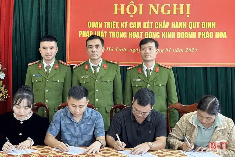 Phớt lờ quy định pháp luật, vô tư rao bán pháo hoa trên “chợ mạng”