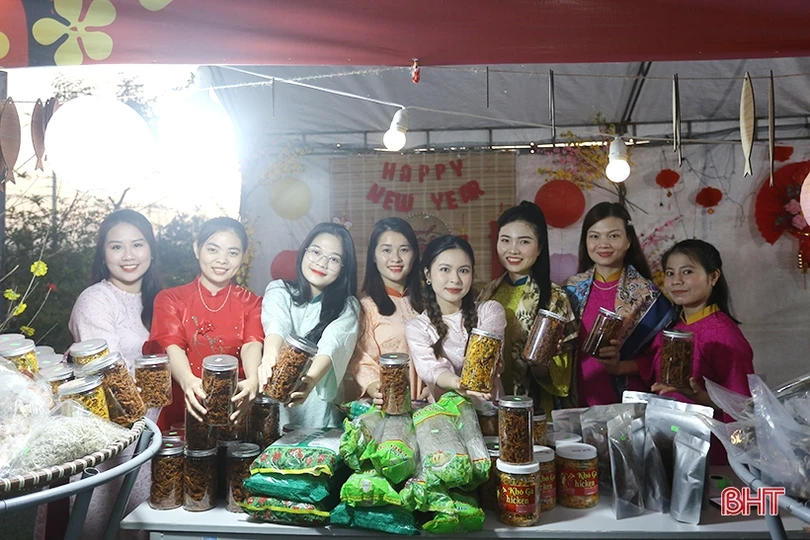 Rộn ràng “Phiên chợ mùa xuân 2024” ở Trường Phổ thông liên cấp Albert Einstein