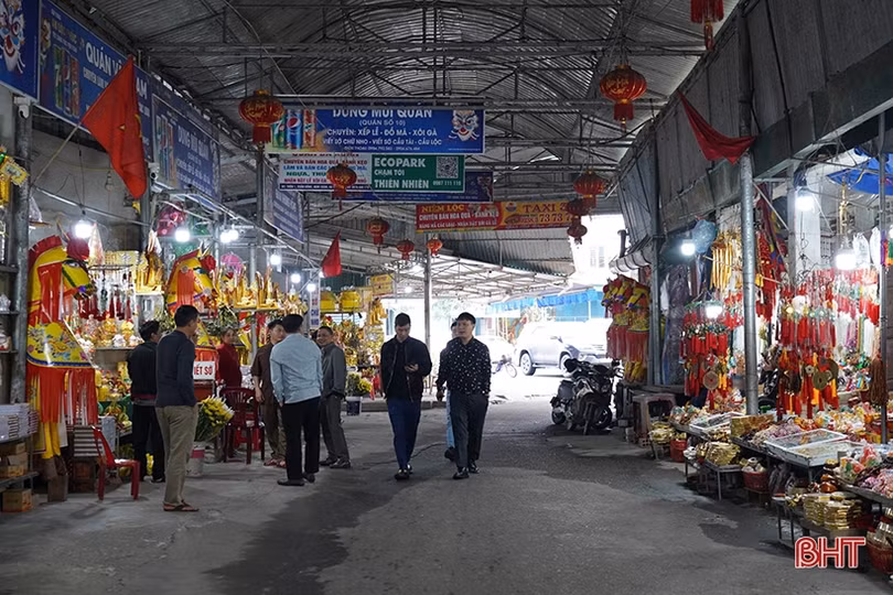 Đền Chợ Củi hoạt động trở lại bình thường sau ngày chuyển giao