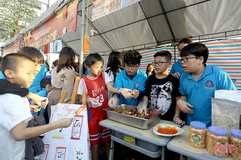 Rộn ràng “Phiên chợ mùa xuân 2024” ở Trường Phổ thông liên cấp Albert Einstein