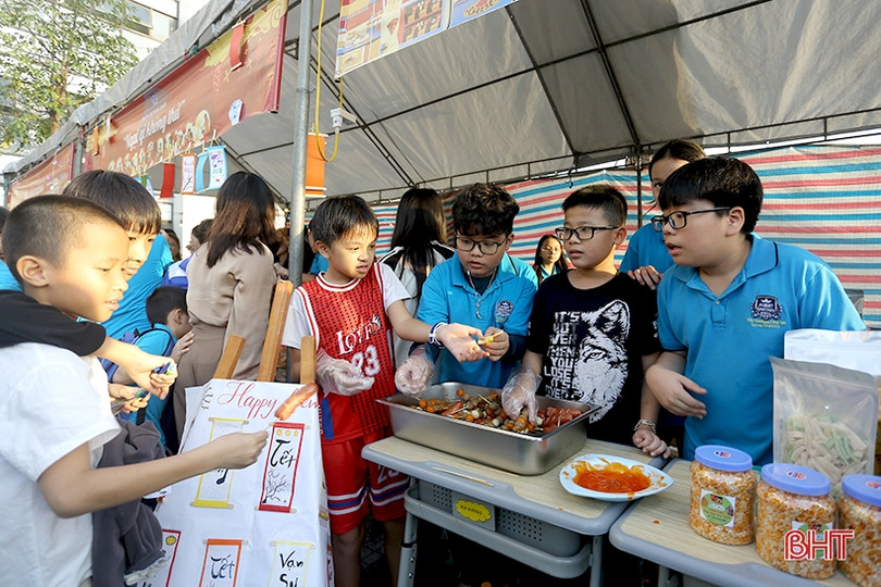 Rộn ràng “Phiên chợ mùa xuân 2024” ở Trường Phổ thông liên cấp Albert Einstein