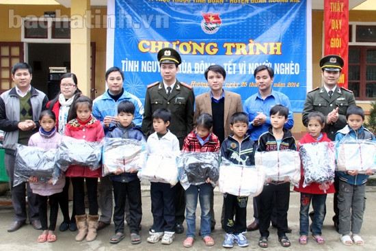 Tặng quà cho học sinh và gia đình có hoàn cảnh khó khăn ảnh 2