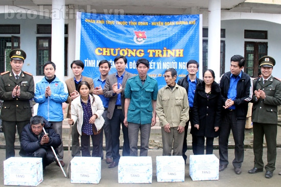 Tặng quà cho học sinh và gia đình có hoàn cảnh khó khăn ảnh 3