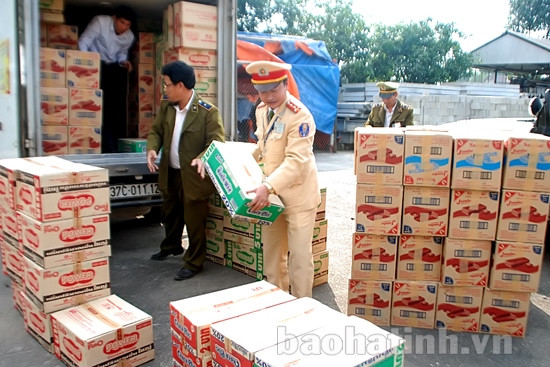 Thu giữ 115 thùng bánh Sanghai Jumbo không rõ nguồn gốc ảnh 1