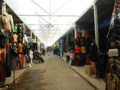 Cảnh đìu hiu ở khu buôn bán của người Việt.