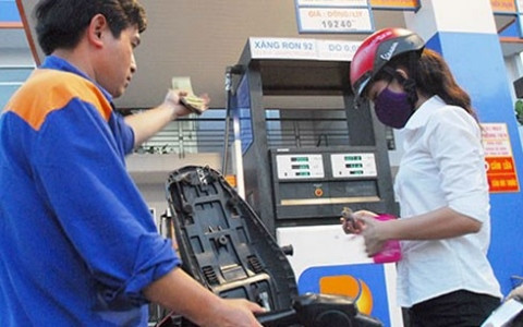 Giá xăng, dầu trong nước giảm chưa tương ứng với giá thế giới ảnh 1