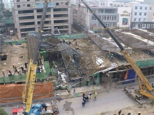 Hiện trường vụ sập giàn giáo tại công trường đường sắt đô thị Cát Linh-Hà Đông. (Ảnh: Hoàng Long/Vietnam+) Hiện trường vụ sập giàn giáo tại công trường đường sắt đô thị Cát Linh-Hà Đông. (Ảnh: Hoàng Long/Vietnam+)