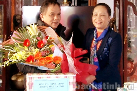 Lãnh đạo tỉnh chúc mừng bà con giáo dân nhân dịp Giáng sinh ảnh 2