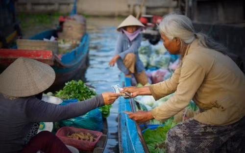 Với 10.000 – 20.000 đồng du khách sẽ được ngồi trên ghe dạo toàn cảnh khu chợ. Ảnh: Saigonphoto. Với 10.000 – 20.000 đồng du khách sẽ được ngồi trên ghe dạo toàn cảnh khu chợ. Ảnh: Saigonphoto.
