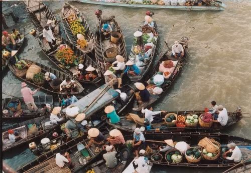 Chợ nổi Ngã Bảy, nét duyên của cô gái miệt vườn sông nước. Ảnh: Saigonstartravel. Chợ nổi Ngã Bảy, nét duyên của cô gái miệt vườn sông nước. Ảnh: Saigonstartravel.