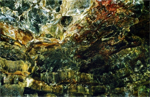 Trong hang động có nhiều cấu tạo đặc trưng cho quá trình phun trào như các ngấn dung nham, dòng chảy dung nham, hốc sụt; cùng các di tích thực vật và quá trình đông cứng dung nham bazan xảy ra cách đây hàng triệu năm.