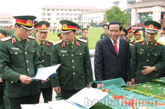 Lãnh đạo Quân khu 4 và Bí thư Tỉnh ủy Nguyễn Thanh Bình kiểm tra mô hình học cụ của lực lượng vũ trang Hà Tĩnh. Ảnh tư liệu