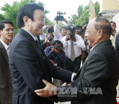 Chủ tịch nước Trương Tấn Sang gặp Chủ tịch Quốc hội Campuchia Heng Samrin. Ảnh: Nguyễn Khang - TTXVN