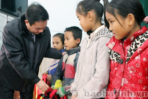 Tặng xe đạp, cặp phao cho học sinh khó khăn ở xã Hương Bình ảnh 2