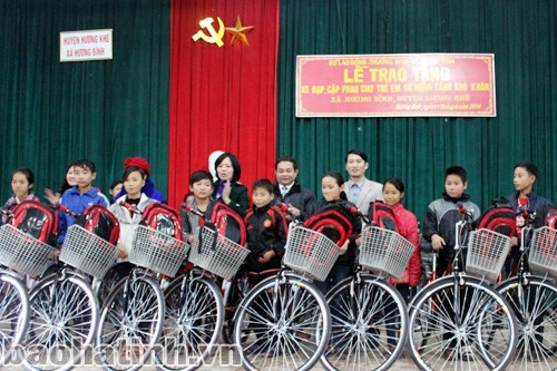 Tặng xe đạp, cặp phao cho học sinh khó khăn ở xã Hương Bình ảnh 1