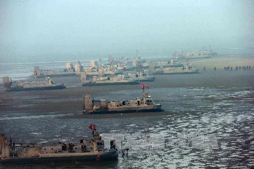 Quân đội Triều Tiên tiến hành cuộc tập trận quy mô lớn tại một địa điểm bí mật. Ảnh: AFP-TTXVN