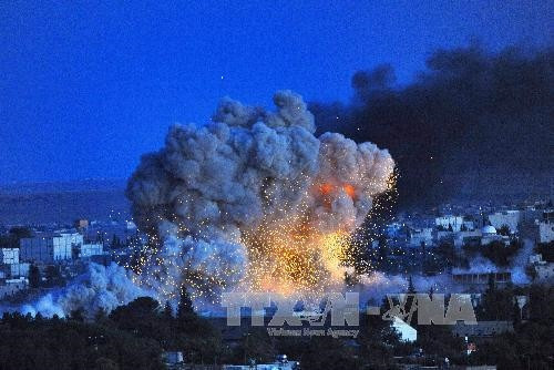 Thị trấn Kobane (Syria) sau một vụ nổ, nhìn từ làng Mursitpinar, tỉnh Sanliurfa, Thổ Nhĩ Kỳ ngày 20/10. Ảnh: AFP/ TTXVN